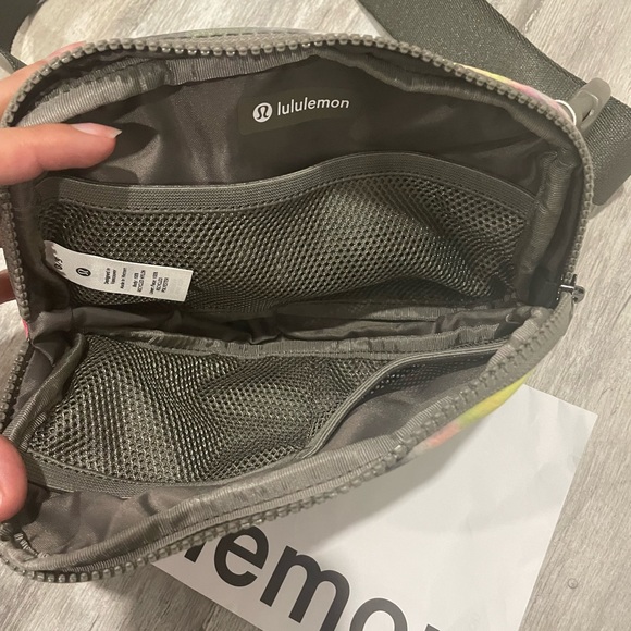 NWT Lululemon Everywhere Belt Bag Tie Dye - Picture 4 of 6